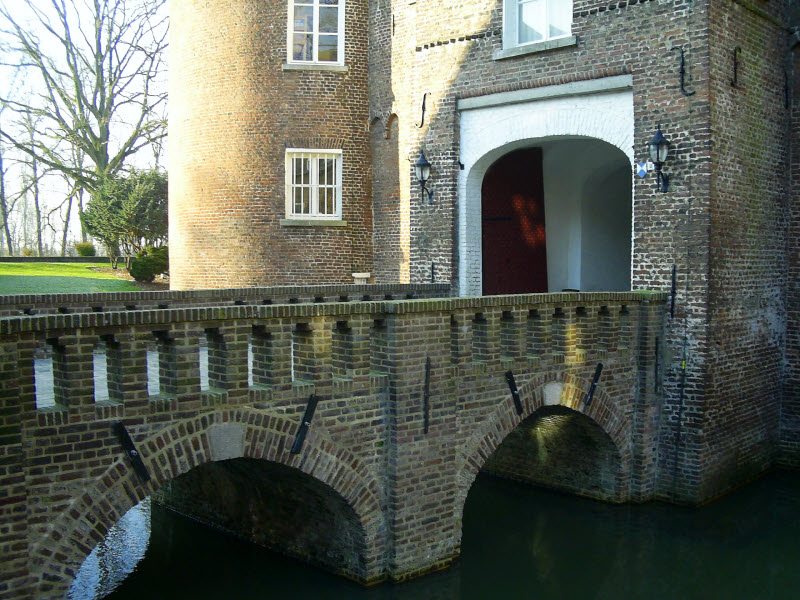 Bridges over moats, and ancient constructions worthy of a castle! The Netherlands has a history unique in Europe.